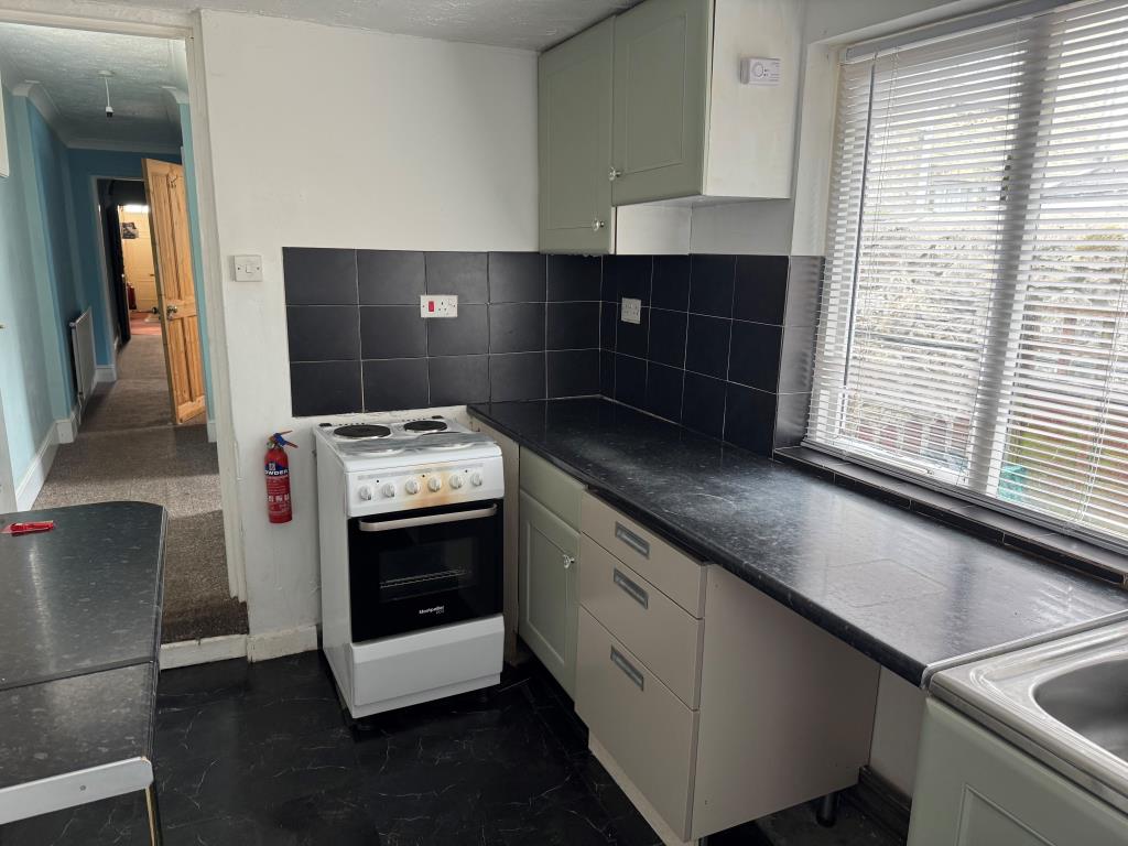Lot: 26 - TWO-BEDROOM TOWN CENTRE GARDEN FLAT - Kitchen